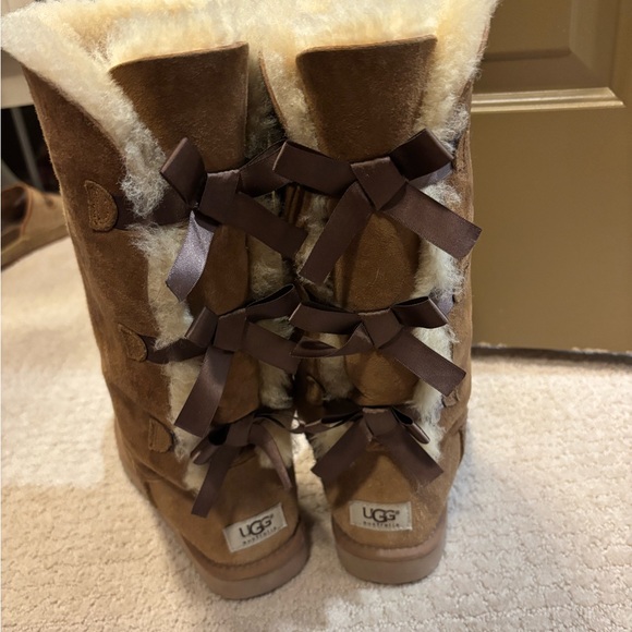 UGG Tan Winter Boots with Plush Lining - Picture 4 of 6